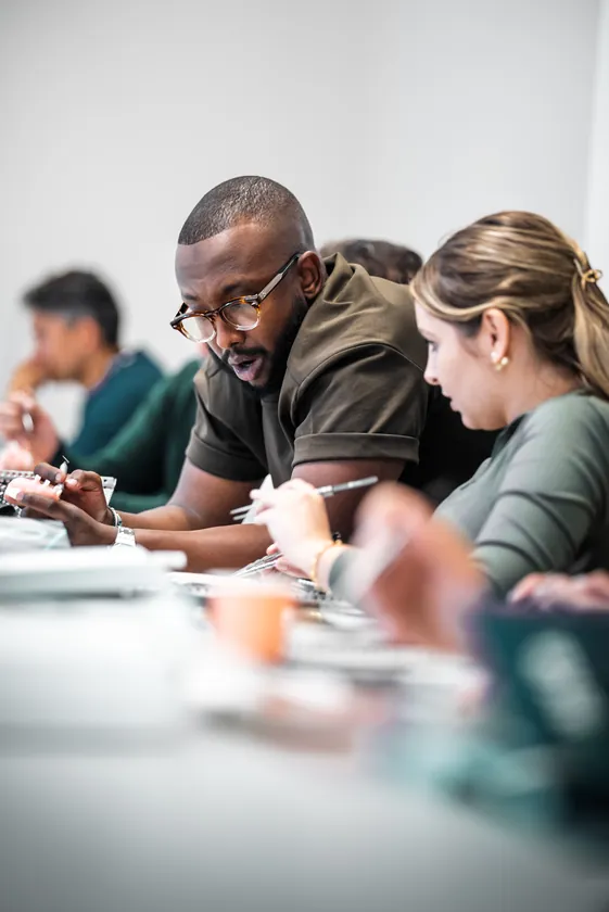 Le formateur accompagne une participante sur un cas pratique