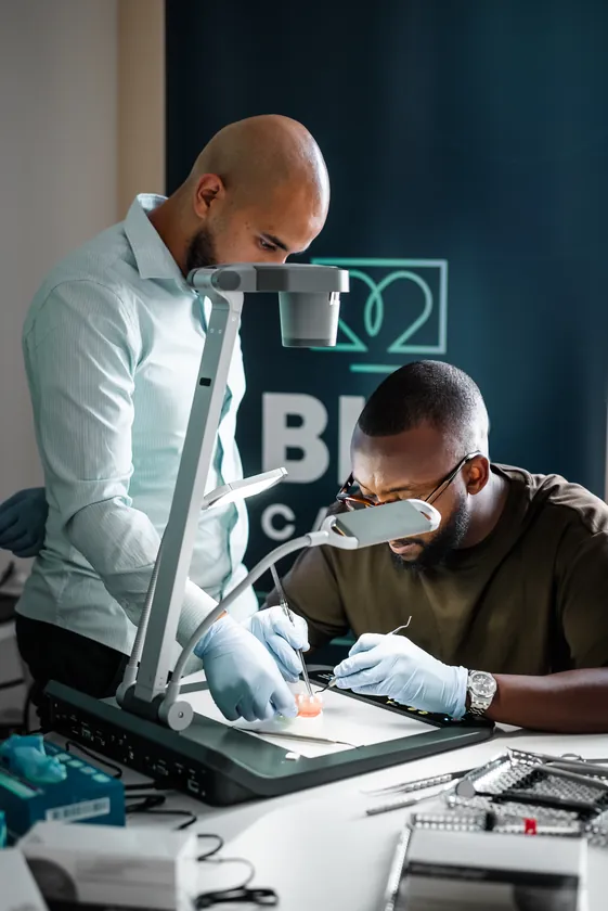 Démonstration pratique sous microscope lors de la masterclass
