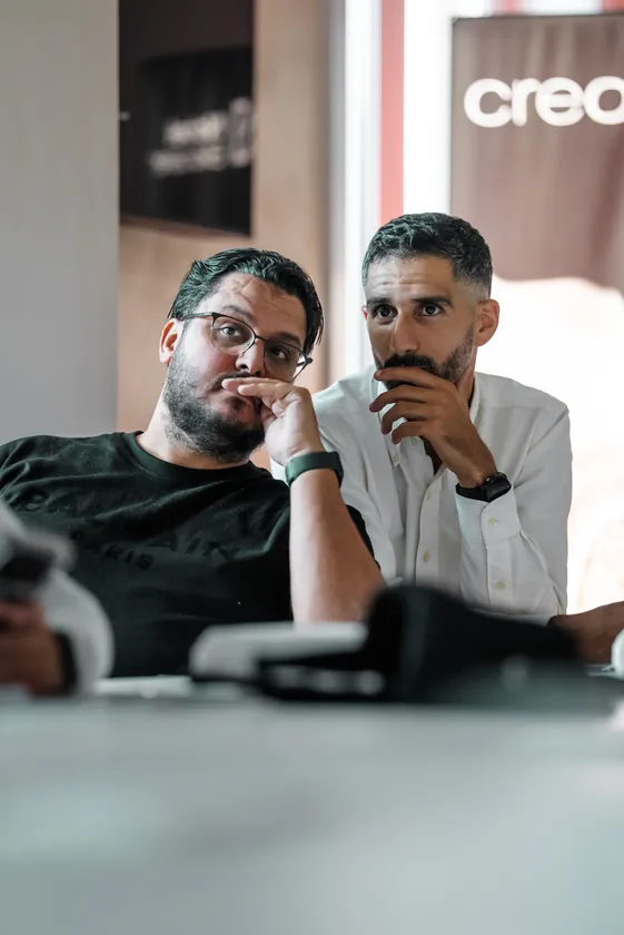 Deux participants suivent la démonstration clinique