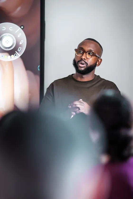 Le formateur explique une technique aux participants